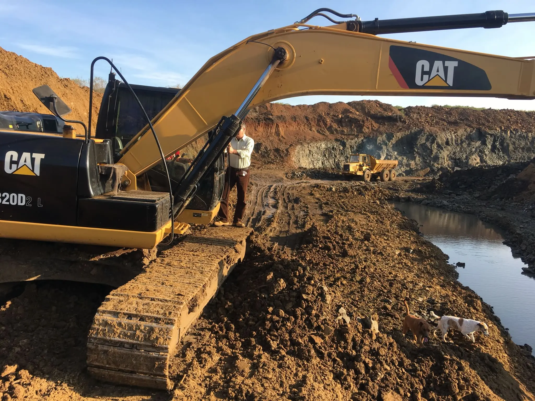 CAT 320D en hora dorada, Artigas