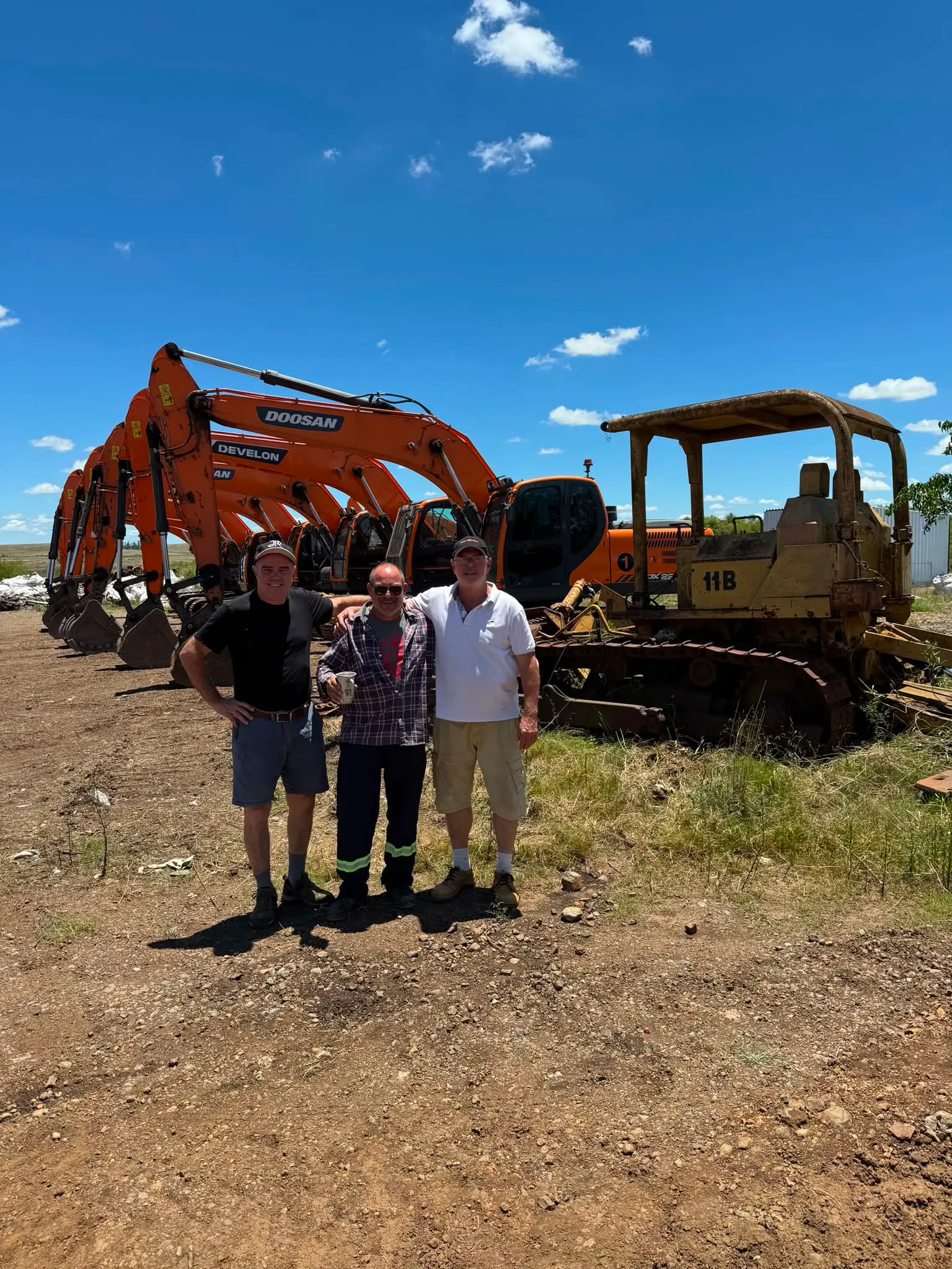Equipo con flota minera en el sitio